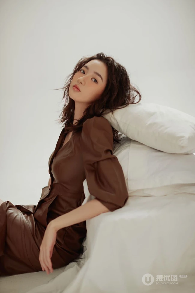 粉扑扑的脸蛋好可爱，女生王玉雯短卷发型靓丽百变室内写真集