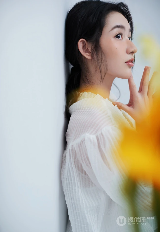 粉扑扑的脸蛋好可爱，女生王玉雯短卷发型靓丽百变室内写真集