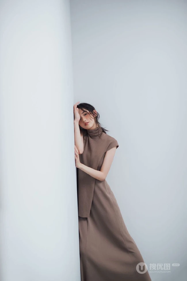 粉扑扑的脸蛋好可爱，女生王玉雯短卷发型靓丽百变室内写真集