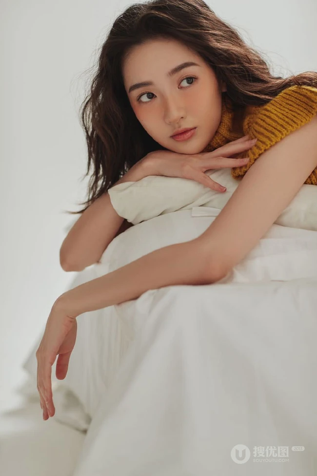 粉扑扑的脸蛋好可爱，女生王玉雯短卷发型靓丽百变室内写真集