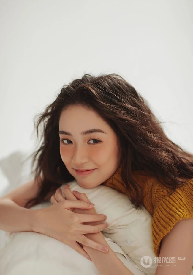 粉扑扑的脸蛋好可爱，女生王玉雯短卷发型靓丽百变室内写真集