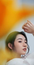 粉扑扑的脸蛋好可爱，女生王玉雯短卷发型靓丽百变室内写真集