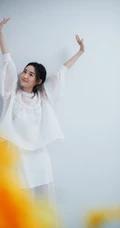 粉扑扑的脸蛋好可爱，女生王玉雯短卷发型靓丽百变室内写真集