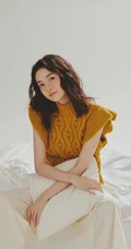 粉扑扑的脸蛋好可爱，女生王玉雯短卷发型靓丽百变室内写真集