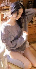 圆圆脸蛋，精致脸庞长发柔顺少女针织衫短裤长筒袜居家柔美写真图集