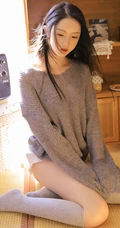 圆圆脸蛋，精致脸庞长发柔顺少女针织衫短裤长筒袜居家柔美写真图集