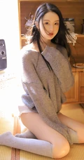 圆圆脸蛋，精致脸庞长发柔顺少女针织衫短裤长筒袜居家柔美写真图集