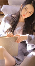 圆圆脸蛋，精致脸庞长发柔顺少女针织衫短裤长筒袜居家柔美写真图集
