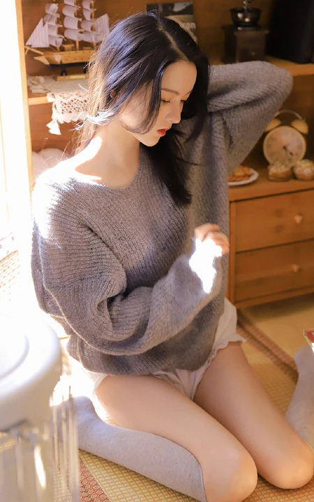 圆圆脸蛋，精致脸庞长发柔顺少女针织衫短裤长筒袜居家柔美写真图集