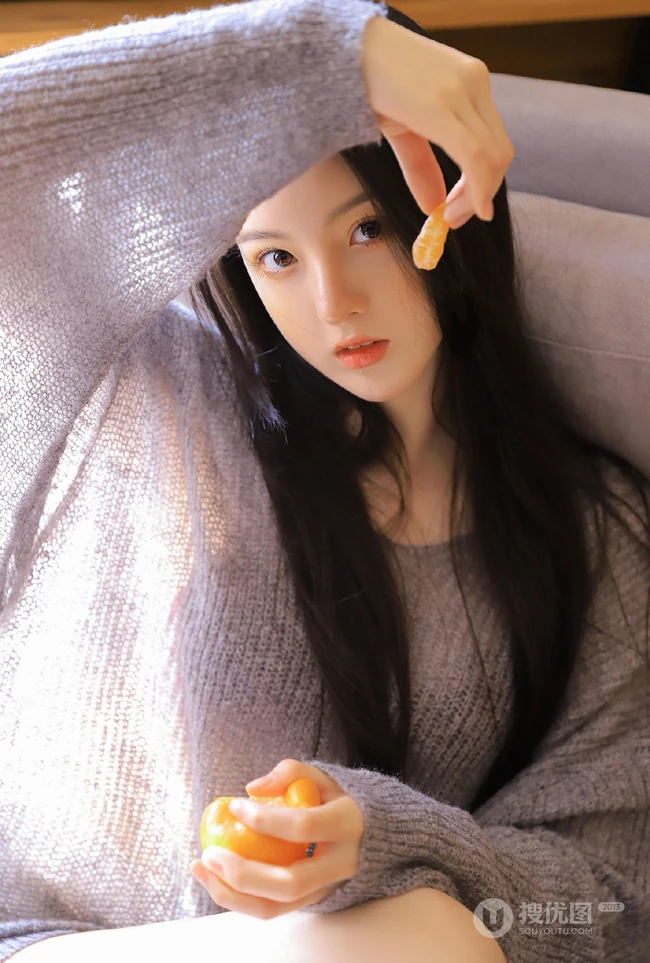 圆圆脸蛋，精致脸庞长发柔顺少女针织衫短裤长筒袜居家柔美写真图集