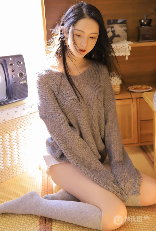 圆圆脸蛋，精致脸庞长发柔顺少女针织衫短裤长筒袜居家柔美写真图集