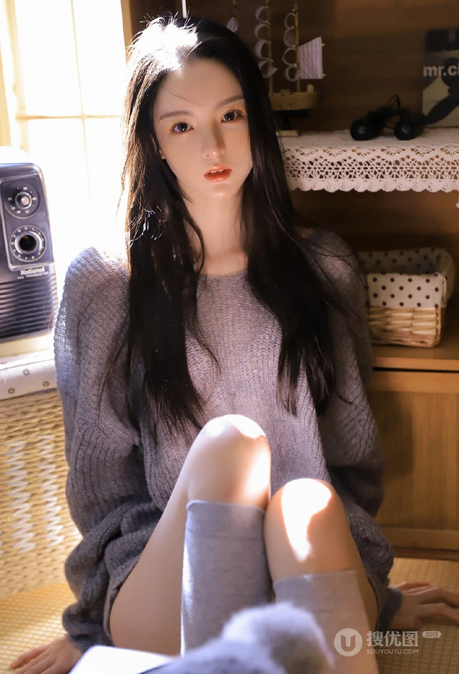 圆圆脸蛋，精致脸庞长发柔顺少女针织衫短裤长筒袜居家柔美写真图集