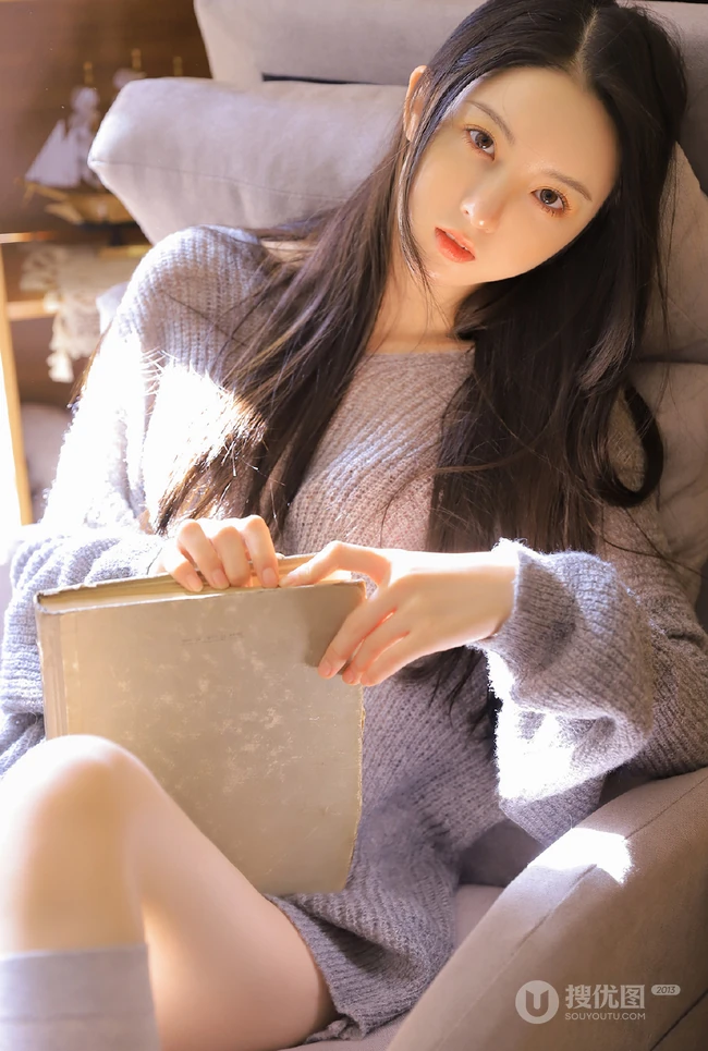 圆圆脸蛋，精致脸庞长发柔顺少女针织衫短裤长筒袜居家柔美写真图集