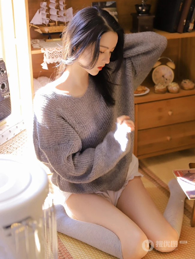 圆圆脸蛋，精致脸庞长发柔顺少女针织衫短裤长筒袜居家柔美写真图集