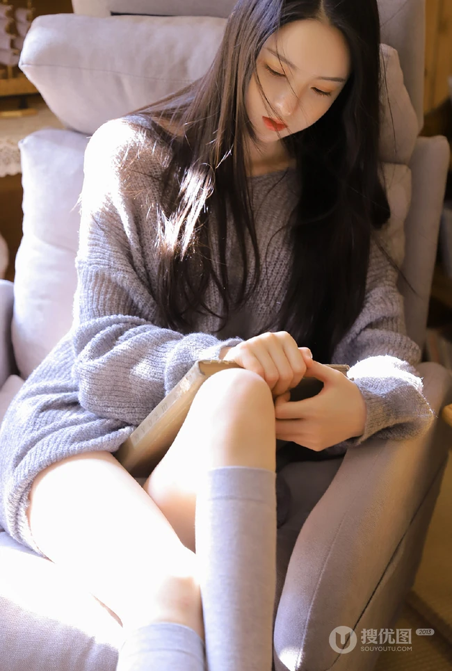圆圆脸蛋，精致脸庞长发柔顺少女针织衫短裤长筒袜居家柔美写真图集