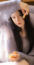 圆圆脸蛋，精致脸庞长发柔顺少女针织衫短裤长筒袜居家柔美写真图集