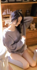 圆圆脸蛋，精致脸庞长发柔顺少女针织衫短裤长筒袜居家柔美写真图集