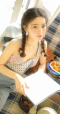 头发卷卷超可爱大眼睛少女少女双麻花辫发型背带裤甜美动人暖室内写真