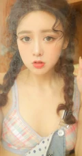 头发卷卷超可爱大眼睛少女少女双麻花辫发型背带裤甜美动人暖室内写真