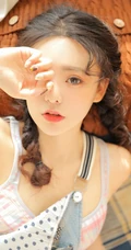 头发卷卷超可爱大眼睛少女少女双麻花辫发型背带裤甜美动人暖室内写真