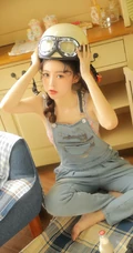 头发卷卷超可爱大眼睛少女少女双麻花辫发型背带裤甜美动人暖室内写真
