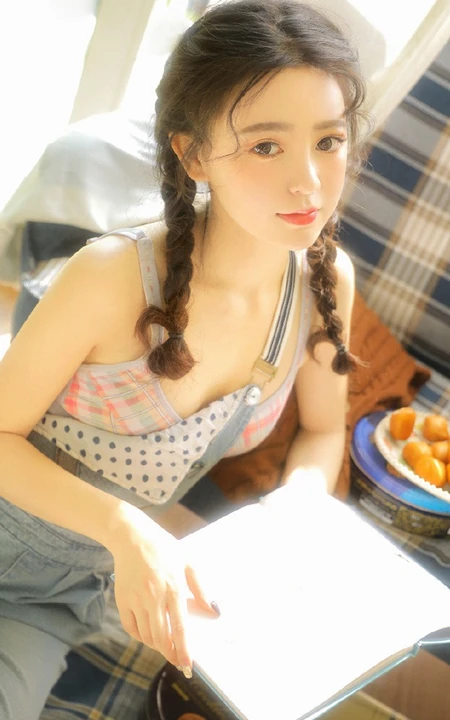 头发卷卷超可爱大眼睛少女少女双麻花辫发型背带裤甜美动人暖室内写真