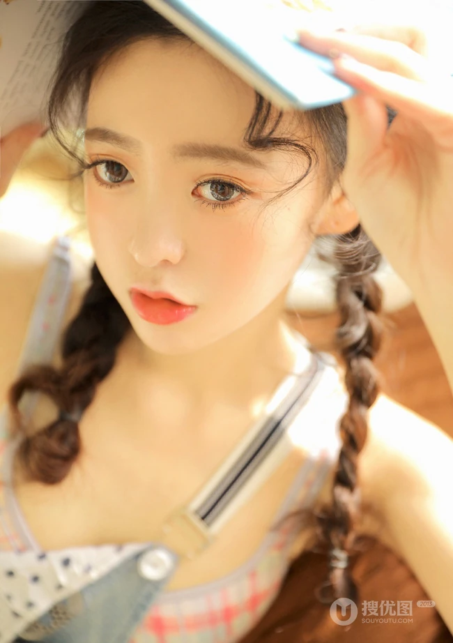 头发卷卷超可爱大眼睛少女少女双麻花辫发型背带裤甜美动人暖室内写真