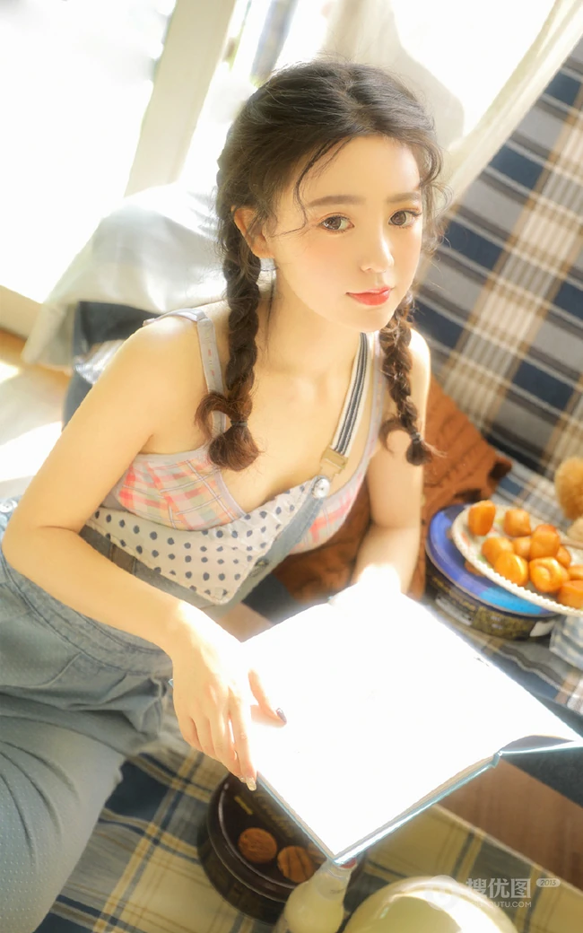 头发卷卷超可爱大眼睛少女少女双麻花辫发型背带裤甜美动人暖室内写真