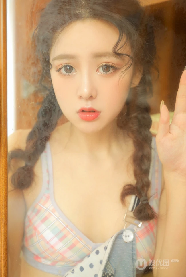 头发卷卷超可爱大眼睛少女少女双麻花辫发型背带裤甜美动人暖室内写真