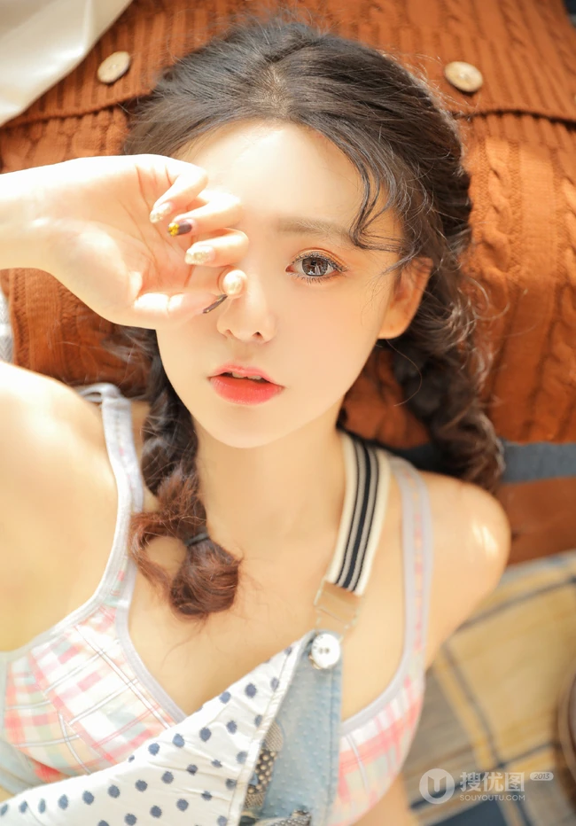 头发卷卷超可爱大眼睛少女少女双麻花辫发型背带裤甜美动人暖室内写真