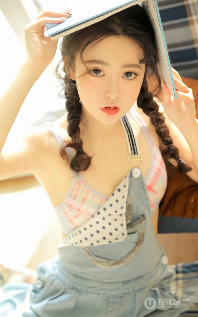 头发卷卷超可爱大眼睛少女少女双麻花辫发型背带裤甜美动人暖室内写真