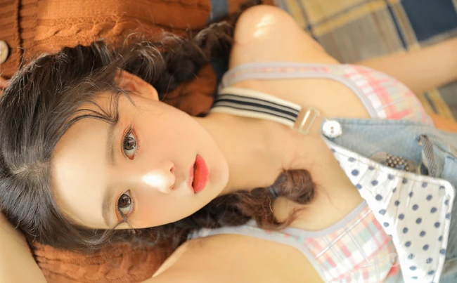 头发卷卷超可爱大眼睛少女少女双麻花辫发型背带裤甜美动人暖室内写真