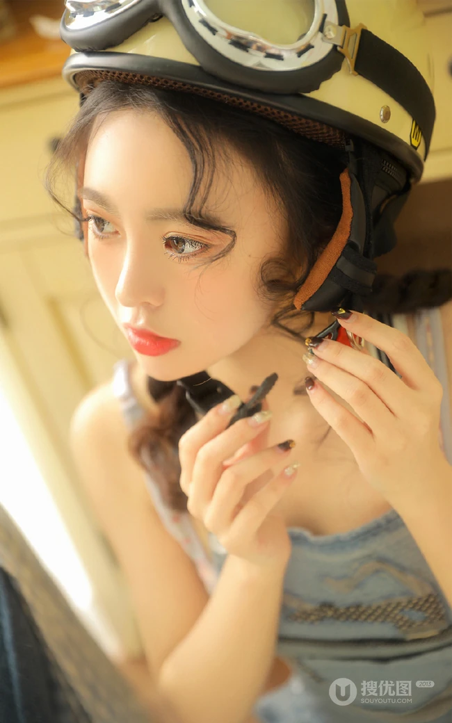 头发卷卷超可爱大眼睛少女少女双麻花辫发型背带裤甜美动人暖室内写真