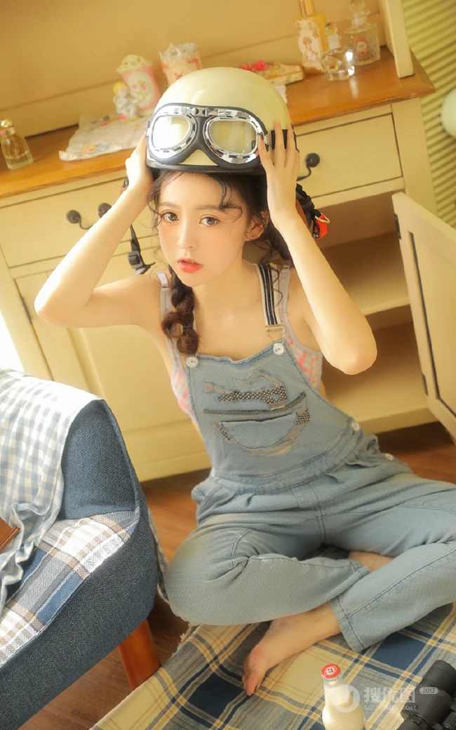头发卷卷超可爱大眼睛少女少女双麻花辫发型背带裤甜美动人暖室内写真