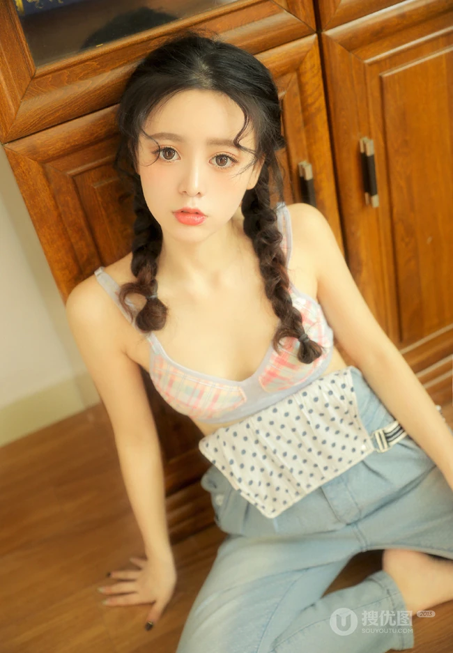 头发卷卷超可爱大眼睛少女少女双麻花辫发型背带裤甜美动人暖室内写真