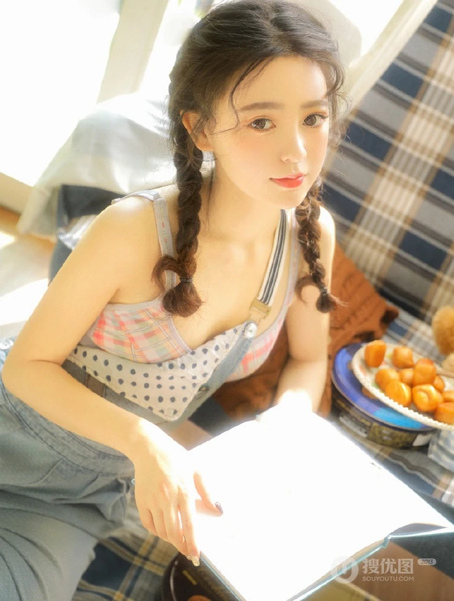 头发卷卷超可爱大眼睛少女少女双麻花辫发型背带裤甜美动人暖室内写真