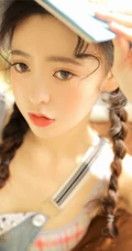 头发卷卷超可爱大眼睛少女少女双麻花辫发型背带裤甜美动人暖室内写真