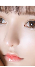 满满胶原蛋白，浅粉短发大眼睛润唇少女短款装肩带背心短裤沙发写真