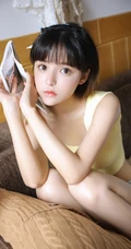 满满胶原蛋白，浅粉短发大眼睛润唇少女短款装肩带背心短裤沙发写真
