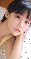 满满胶原蛋白，浅粉短发大眼睛润唇少女短款装肩带背心短裤沙发写真
