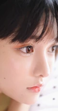满满胶原蛋白，浅粉短发大眼睛润唇少女短款装肩带背心短裤沙发写真