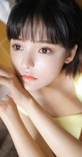 满满胶原蛋白，浅粉短发大眼睛润唇少女短款装肩带背心短裤沙发写真
