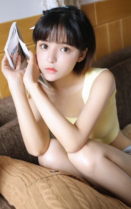 满满胶原蛋白，浅粉短发大眼睛润唇少女短款装肩带背心短裤沙发写真