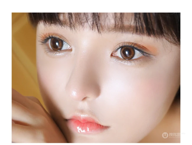 满满胶原蛋白，浅粉短发大眼睛润唇少女短款装肩带背心短裤沙发写真