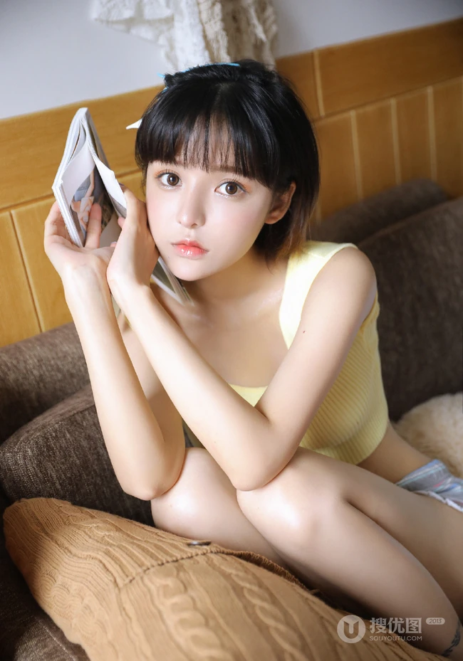 满满胶原蛋白，浅粉短发大眼睛润唇少女短款装肩带背心短裤沙发写真