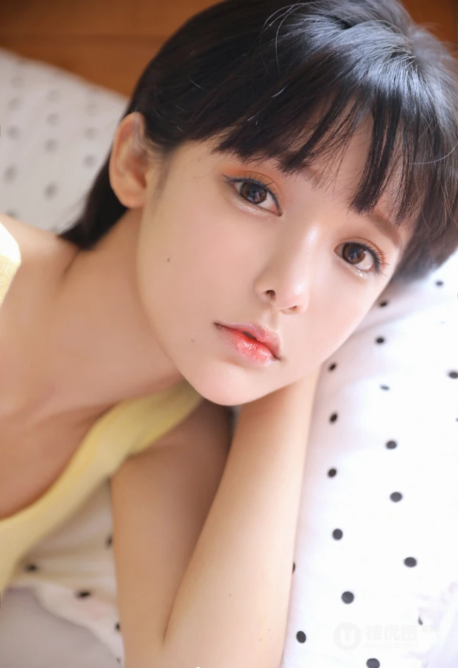 满满胶原蛋白，浅粉短发大眼睛润唇少女短款装肩带背心短裤沙发写真