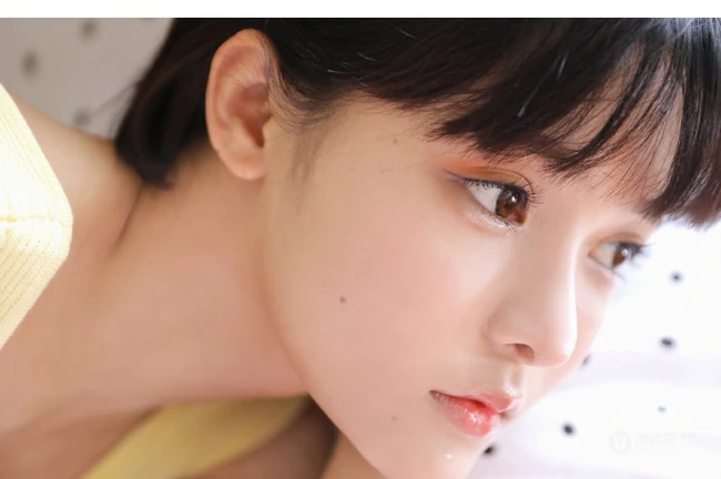 满满胶原蛋白，浅粉短发大眼睛润唇少女短款装肩带背心短裤沙发写真