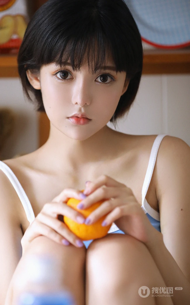 满满胶原蛋白，浅粉短发大眼睛润唇少女短款装肩带背心短裤沙发写真