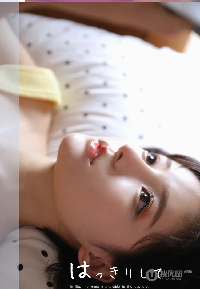 满满胶原蛋白，浅粉短发大眼睛润唇少女短款装肩带背心短裤沙发写真