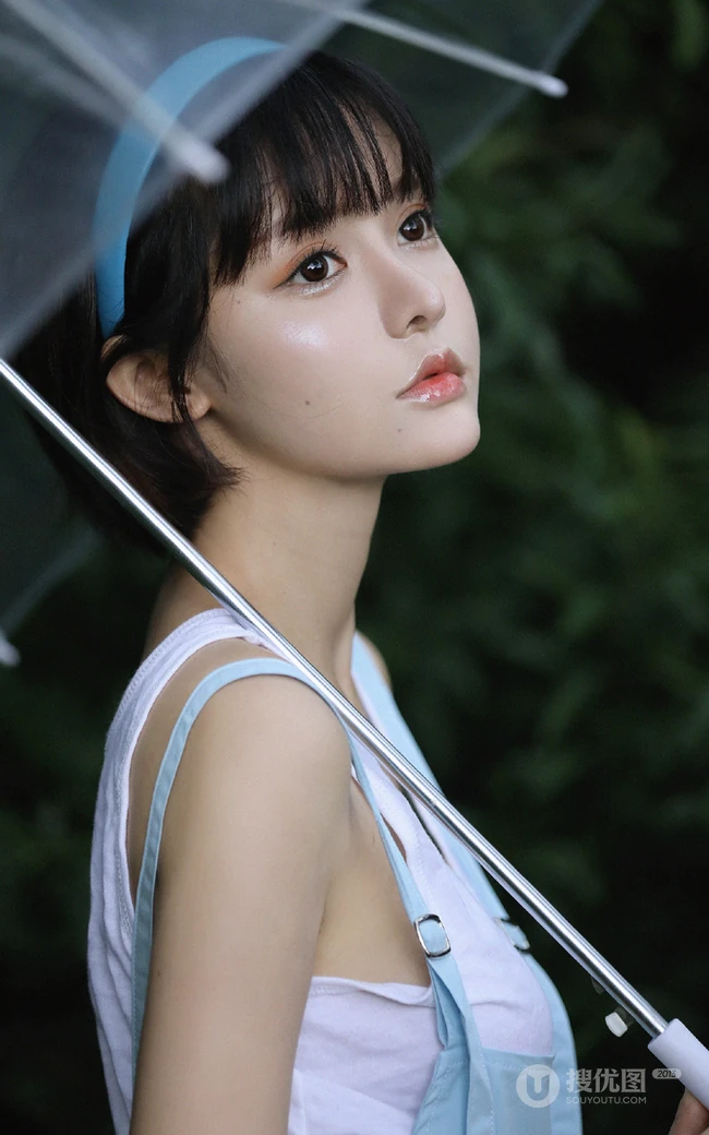 满满胶原蛋白，浅粉短发大眼睛润唇少女短款装肩带背心短裤沙发写真